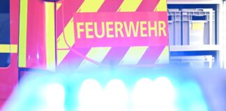 Mehrere Fahrzeuge brennen in Hellersdorf Die Feuerwehr löschte die brennenden Fahrzeuge. (Symbolbild)
