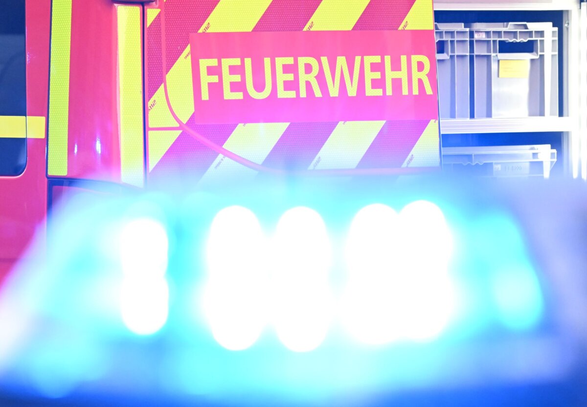 Feuerwehr Die Feuerwehr löschte die brennenden Fahrzeuge. (Symbolbild)