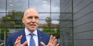 Die neue Medizin-Uni Lausitz gibt der Region ein Versprechen Der Vorstandschef der Medizinischen Universität Lausitz, Eckhart Nagel, erwartet in Cottbus die ersten Studentinnen und Studenten. (Archivbild)