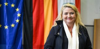 Die Berliner AfD-Spitzenkandidatin Kristin Brinker bei der Stimmabgabe.