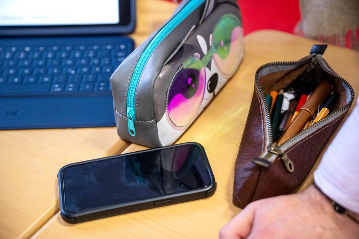 Smartphones an Schulen In Brandenburg sind Smartphone in Grundschulen zwar verboten - in Oberschulen aber nicht. (Symbolfoto)