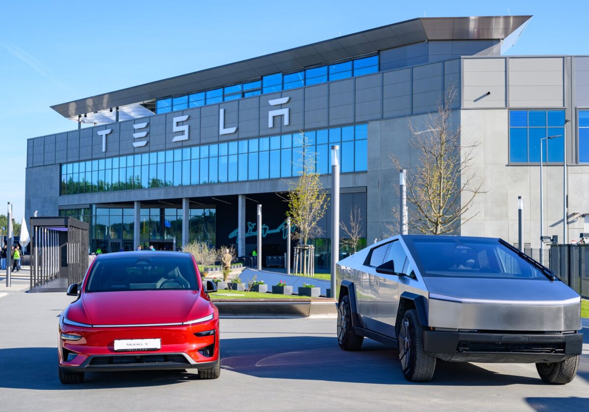 Tesla-Werk Grünheide Die Wirtschaftsleistung in Brandenburg ist in den ersten sechs Monaten stärker gestiegen als im Bundesdurchschnitt - dabei ist auch US-Elektroautobauer Tesla ein Zugpferd. (Archivbild)