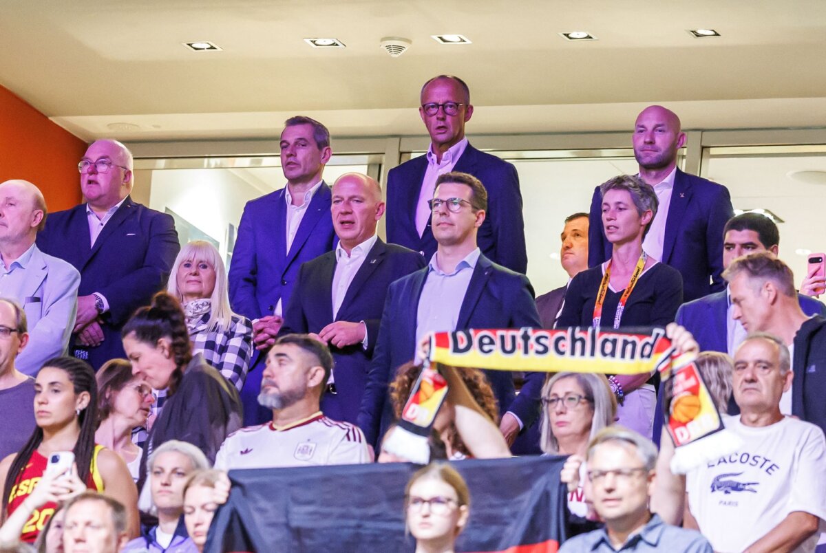 Basketballspiel der Frauen Spanien - Deutschland Berlins Regierender Bürgermeister Kai Wegner (5. v.l, CDU) war am Freitagabend beim Eröffnungsspiel der Frauen-Basketball-WM.