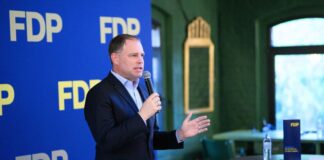 Berlins FDP-Landeschef Christoph Meyer bietet wegen des wahrscheinlichen Scheiterns seiner Partei an der Fünf-Prozent-Hürde bei der Abgeordnetenhauswahl seinen Rücktritt an. (Archivfoto)