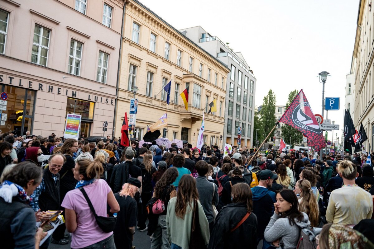 Landtagswahl in Sachsen-Anhalt - Demonstration in Berlin Menschen demonstrieren nach der Wahl in Sachsen-Anhalt vor der Landesvertretung des Bundeslandes.