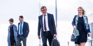 Außenminister: Berlins Regierung muss Juden zur Seite stehen Auf dem Weg zum Flieger nach New York: Außenminister Wadephul.