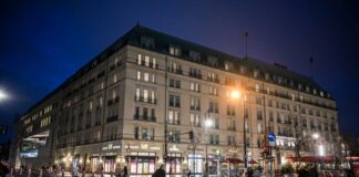 Die Gesellschafter des Adlon-Hotels haben dem Verkauf der Immobilie zugestimmt. (Archivbild)