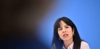 Linke pocht auf Vergesellschaftung von Wohnungskonzernen Elif Eralp könnte in Berlin erste Regierende Bürgermeisterin der Linken werden.