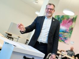 Gutgelaunt zur Stimmabgabe: Grünen-Spitzenkandidat Graf Werner Graf, Spitzenkandidat der Grünen wirft seinen Stimmzettel im Wahllokal Tempelhof-Schöneberg in die Urne.