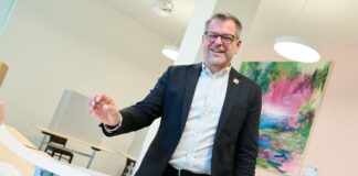 Gutgelaunt zur Stimmabgabe: Grünen-Spitzenkandidat Graf Werner Graf, Spitzenkandidat der Grünen wirft seinen Stimmzettel im Wahllokal Tempelhof-Schöneberg in die Urne.