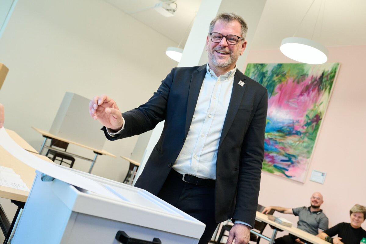 Abgeordnetenhaus-Wahl Berlin Werner Graf, Spitzenkandidat der Grünen wirft seinen Stimmzettel im Wahllokal Tempelhof-Schöneberg in die Urne.