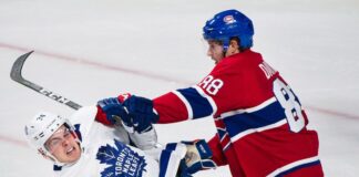 Eisbären verpflichten Verteidiger Davidson – Has wieder weg Der neue Eisbär Brandon Davidson (r) kann gut zupacken. (Archivbild)