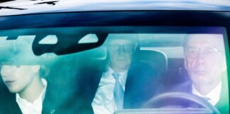 Merz will sich um kurz nach 18.00 Uhr zum Wahlausgang äußern CDU-Chef und Kanzler Friedrich Merz lässt sich in die CDU-Zentrale in Berlin fahren.