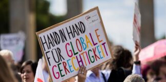 Demo für Zusammenhalt in Berliner Innenstadt Hinter der Demonstration unter dem Motto «Zeit, dass sich was dreht» steckt ein Bündnis aus fast 100 Organisationen, Initiativen und Gewerkschaften.