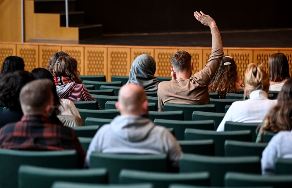 Das erwartet die neuen Studis in Berlin und Brandenburg Wo sollen all die Studentinnen und Studenten wohnen? (Symbolbild)