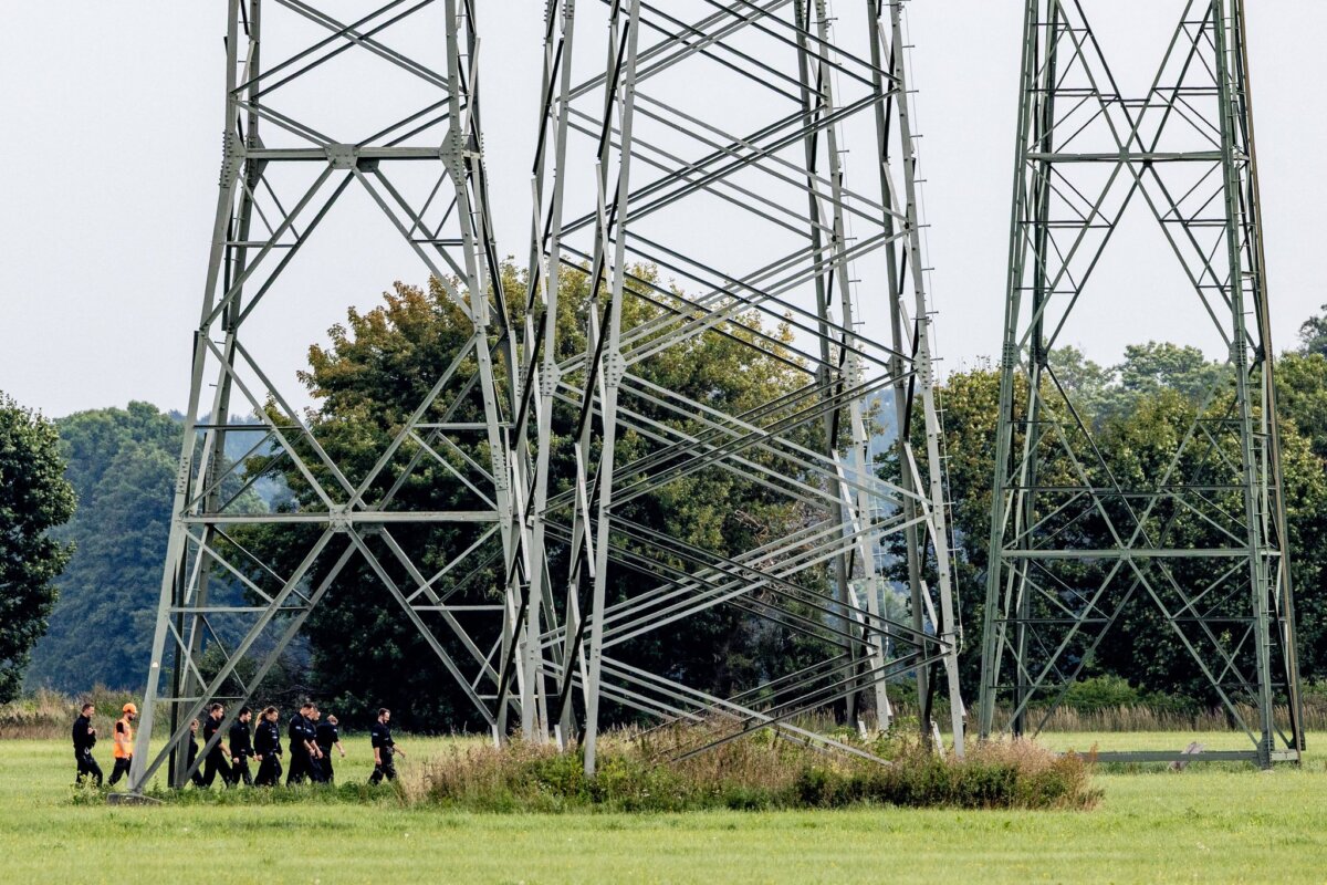 Nach Angriff auf Stromnetz in Südbrandenburg Einsatzkräfte durchsuchen großräumig die Umgebung um das Umspannwerk Turnow-Preilack und das Kraftwerk Jänschwalde.