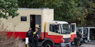 Strom-Sabotage: Suche nach Verdächtigem läuft Dieser zu einem Wohnwagen umgebaute Lkw soll dem Tatverdächtigen gehören.