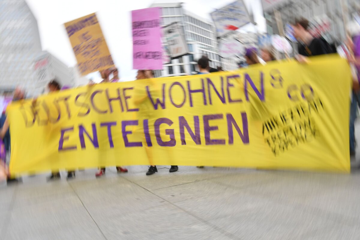 Demonstration in Berlin gegen hohe Mieten Allein die Aussicht auf eine mögliche Umsetzung des Volksentscheids "Deutsche Wohnen & Co enteignen" durch die Linke in Berlin hat eine bundesweite Debatte ausgelöst. (Archivbild)