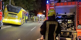 Bus prallt in Berlin gegen Baum – Elf Verletzte Ein Bus ist in Berlin gegen einen Baum gefahren. (Handoutbild)