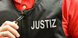 Gerichtsvollzieher werden mit Schutzwesten ausgestattet Die Gerichtsvollzieher wurden mit Schutzwesten ausgestattet.