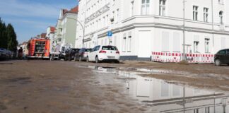 Die Leitung konnte laut Feuerwehr erst nach Stunden geschlossen werden.