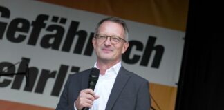 BSW-Spitzenkandidat King distanziert sich von AfD Der Spitzenkandidat des BSW, Alexander King, bekannte sich laut rbb zur Umsetzung des Wahlentscheids «Deutsche Wohnen und Co enteignen».