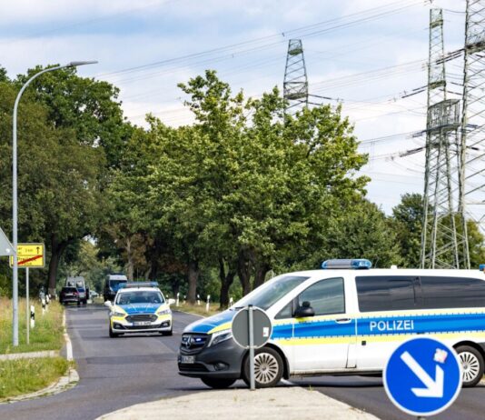 Spurensuche nach Sabotage an Stromnetz geht weiter Die Polizei hat den Weg zu den Strommasten weiträumig abgesperrt.