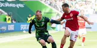 Irre Aufholjagd: Cottbus erkämpft Remis in Wolfsburg Der VfL Wolfsburg um Maximilian Arnold (l) und Energie Cottbus um Axel Borgmann (r) lieferten sich eine packende Partie.
