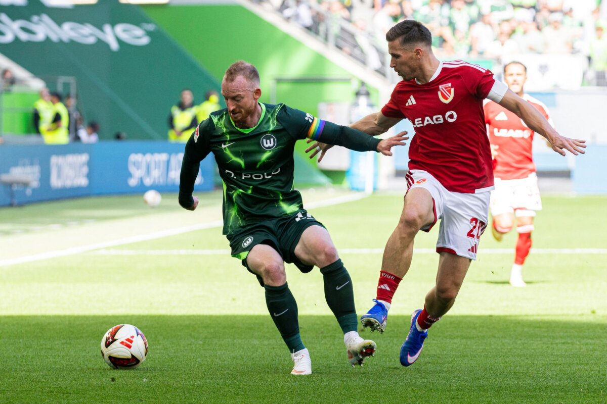 VfL Wolfsburg - Energie Cottbus Der VfL Wolfsburg um Maximilian Arnold (l) und Energie Cottbus um Axel Borgmann (r) lieferten sich eine packende Partie.