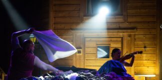 Bei der Aufguss-WM wird die Sauna zur Show-Bühne Kein alltäglicher Anblick: Auch eine Geige ist in der Sauna dabei.