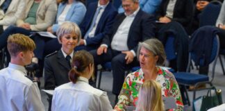 Innenministerin Zieschang übergibt Abschlusszeugnisse an künftige Polizeibeamte. (Archivbild)