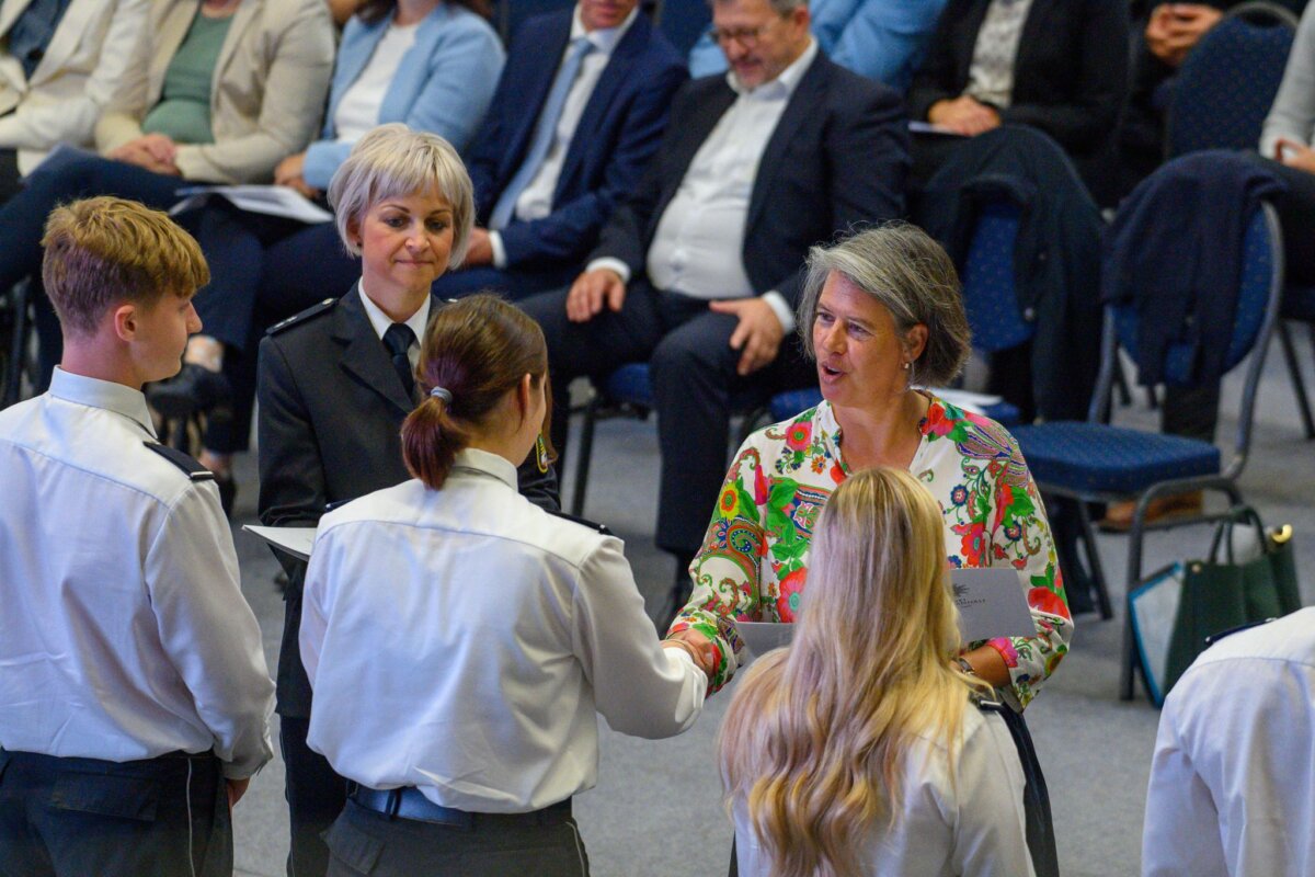 Zeugnisübergabe der Polizeifachhochschule Aschersleben Innenministerin Zieschang übergibt Abschlusszeugnisse an künftige Polizeibeamte. (Archivbild)