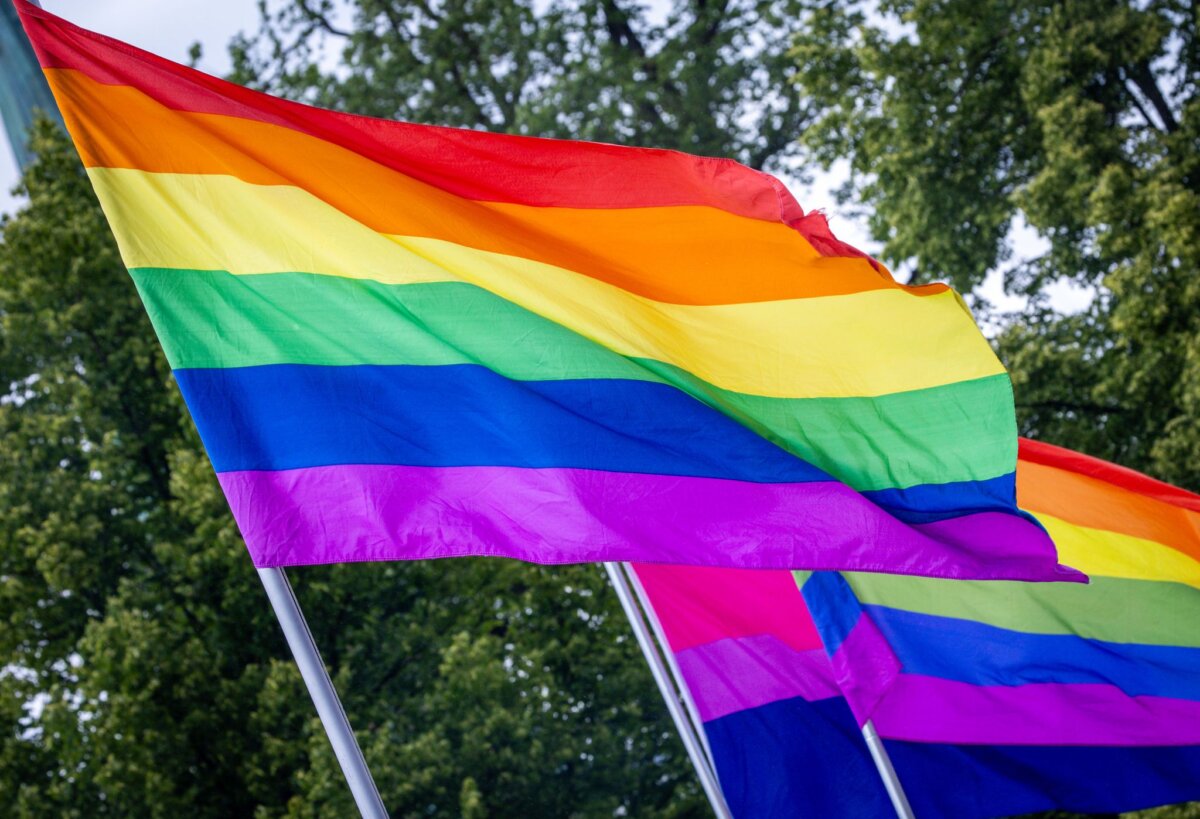 Regenbogenfahne In Bernau findet am Samstag ein CSD statt. (Archivbild)