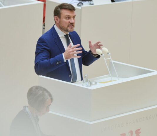 Finanzminister zu Haushalt: Brandenburg «nicht kaputtsparen» Brandenburgs Finanzminister Daniel Keller (SPD) verteidigt den Doppelhaushalt 2027/28 gegen Kritik der Opposition.