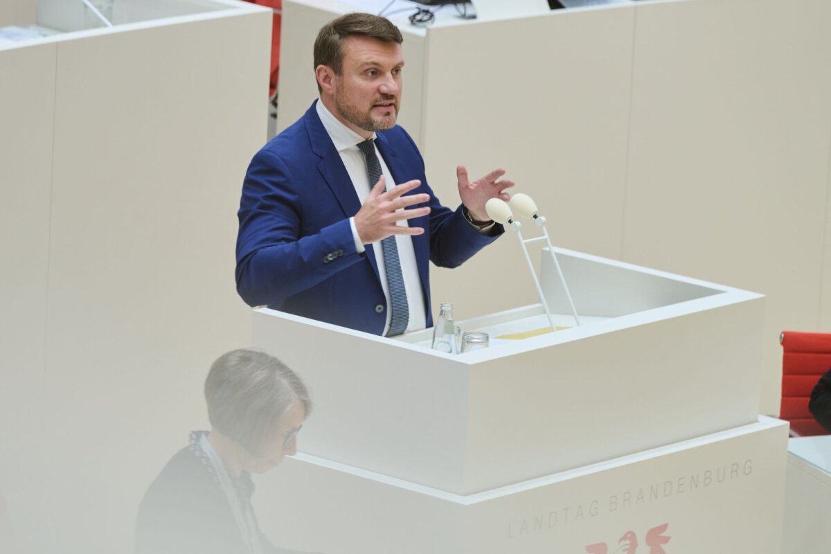 Sitzung Landtag Brandenburg Brandenburgs Finanzminister Daniel Keller (SPD) verteidigt den Doppelhaushalt 2027/28 gegen Kritik der Opposition.