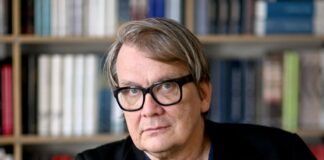 Sven Regener: Ich sehne mich nicht in die 80er Jahre zurück Der in Berlin lebende Schriftsteller Sven Regener widmet sich in seinem neuen Roman erneut dem Berlin der 80er Jahre.