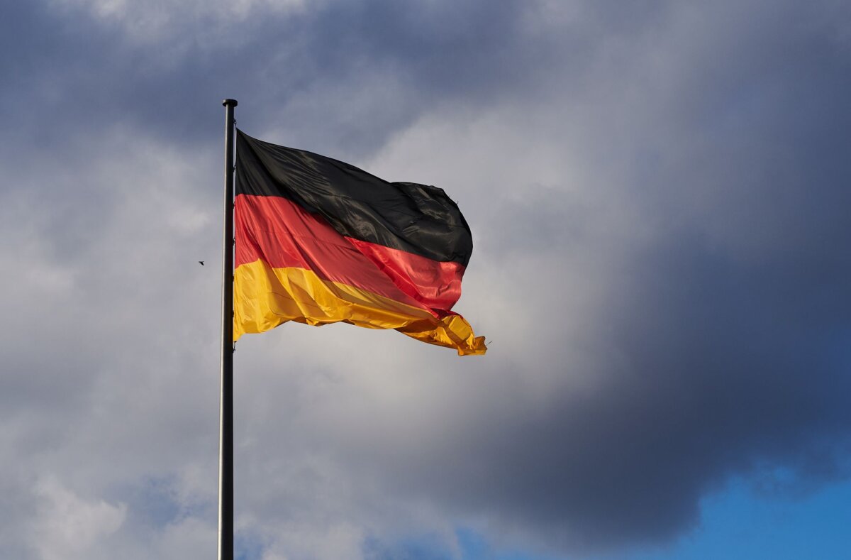 Deutsche Flagge Das Berliner KI-Startup Langdock verlegt seinen Hauptsitz aus den USA zurück nach Deutschland.