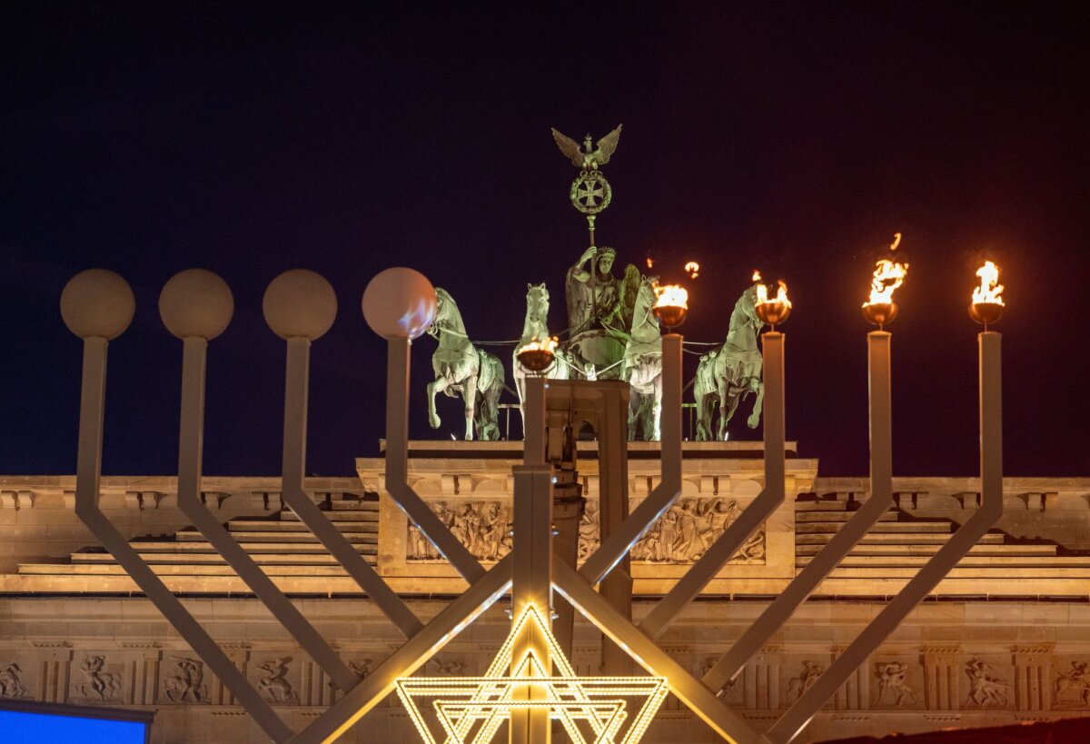 Chanukka-Leuchter am Brandenburger Tor Auch vor dem Brandenburger Tor stand im vergangenen Jahr ein Chanukka-Leuchter. (Archivbild)