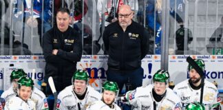 Cheftrainer Éric Dubois von den Eisbären Berlin (r.) hofft auf eine starke Abwehrleistung beim Spitzenspiel in Köln.