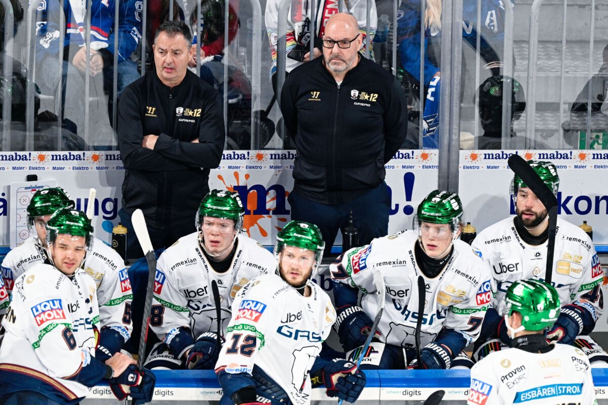 Adler Mannheim - Eisbären Berlin Cheftrainer Éric Dubois von den Eisbären Berlin (r.) hofft auf eine starke Abwehrleistung beim Spitzenspiel in Köln.