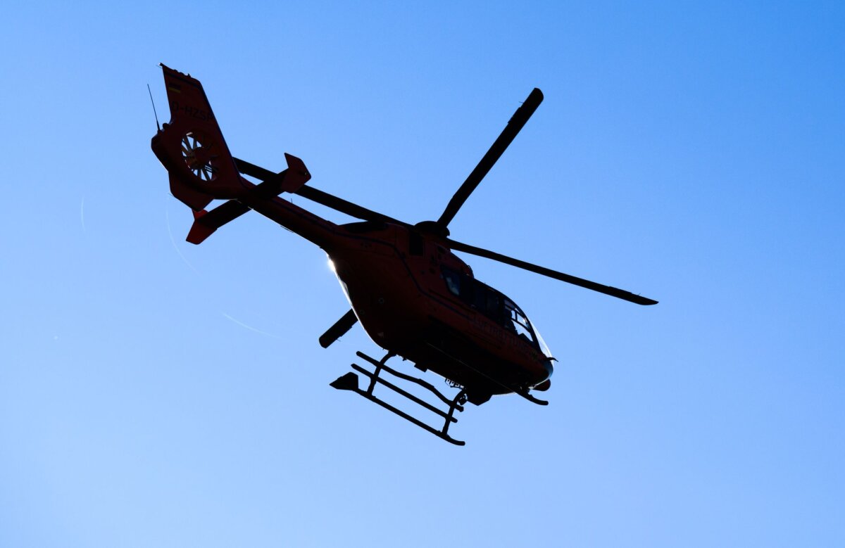 Rettungshubschrauber Ein Motorradfahrer stirbt bei einem Zusammenstoß auf der B156. (Symbolbild)