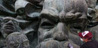 Marx soll wieder satter aussehen – Frischekur für DDR-Kunst Leipzigs Marx-Relief wird gewartet.