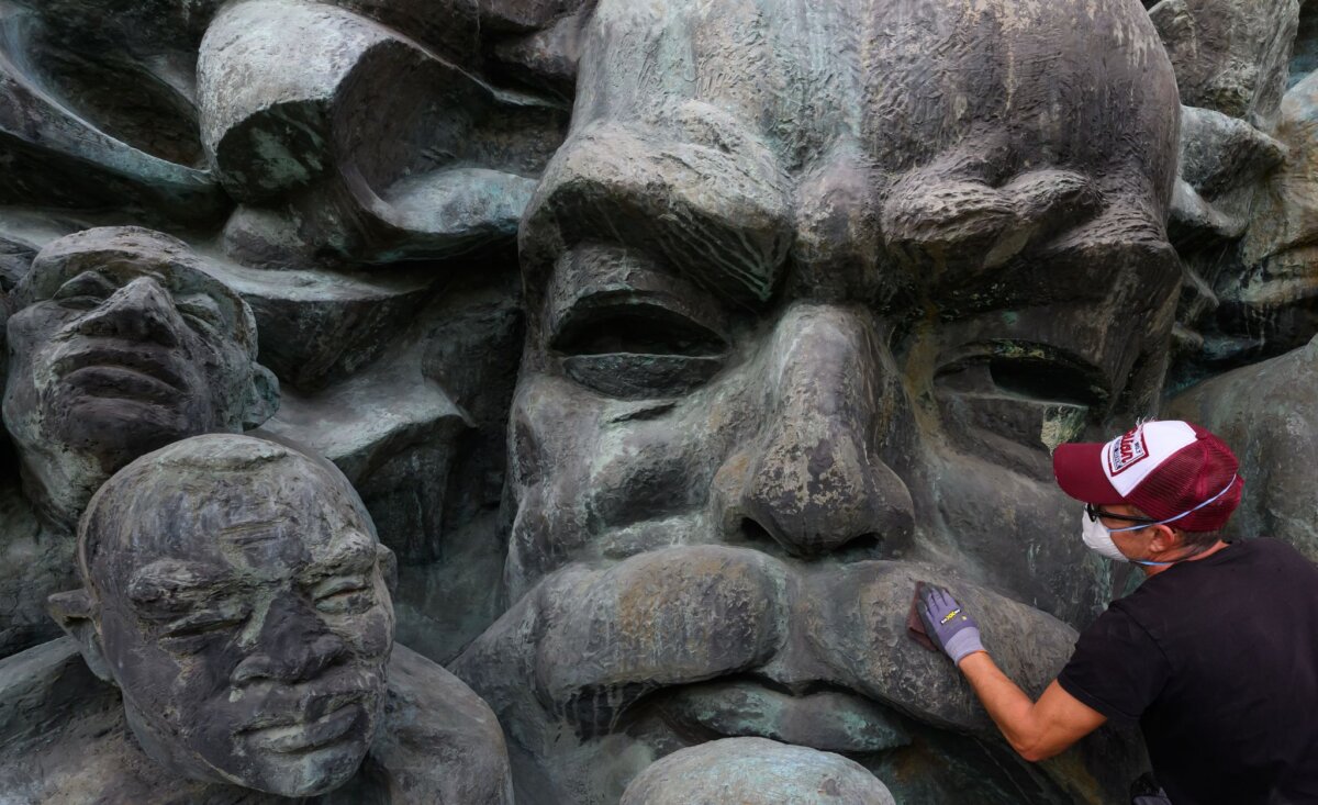 Frischekur für Leipzigs Marx-Relief Leipzigs Marx-Relief wird gewartet.