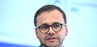 Brandenburgs Innenminister Jan Redmann (CDU) wirbt um Bewerber für die Polizei und schielt dabei gezielt auch auf Nachwuchs aus Berlin. 