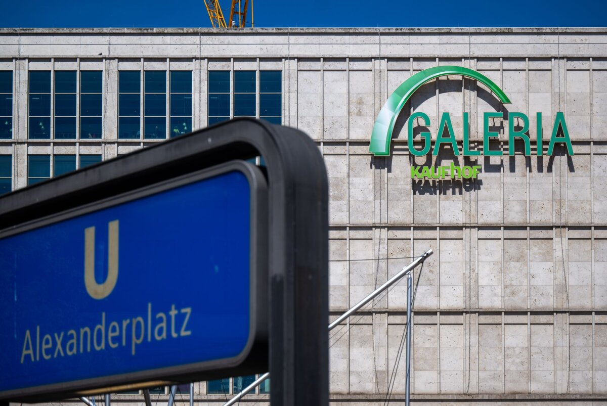 Galeria Kaufhof Beim Lese-Flashmob lesen Kinder ab 14.00 Uhr am Brunnen der Völkerfreundschaft am Alexanderplatz laut aus ihrem Lieblingsbuch vor. (Archivbild)