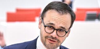 Polizei geht zu Verdächtigen von Schulattacke nach Hause Innenminister Redmann setzt auf Repression nach den Angriffen von Jugendgruppen. (Archivbild)