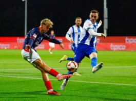 0:0 beim Schlusslicht: Herthas Siegesserie reißt in Kiel Hertha-Verteidiger Niklas Kolbe (r) blockt eine Flanke des Kielers Till Wiese.
