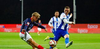 0:0 beim Schlusslicht: Herthas Siegesserie reißt in Kiel Hertha-Verteidiger Niklas Kolbe (r) blockt eine Flanke des Kielers Till Wiese.