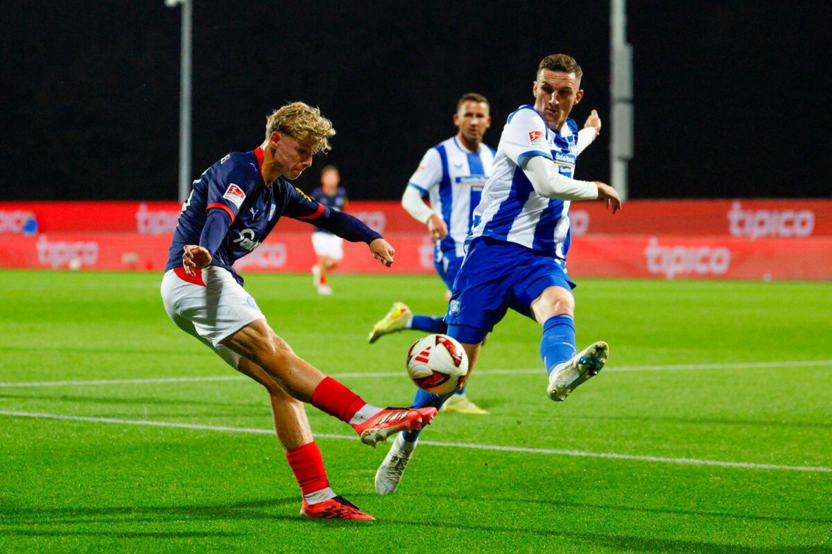 Holstein Kiel - Hertha BSC Hertha-Verteidiger Niklas Kolbe (r) blockt eine Flanke des Kielers Till Wiese.