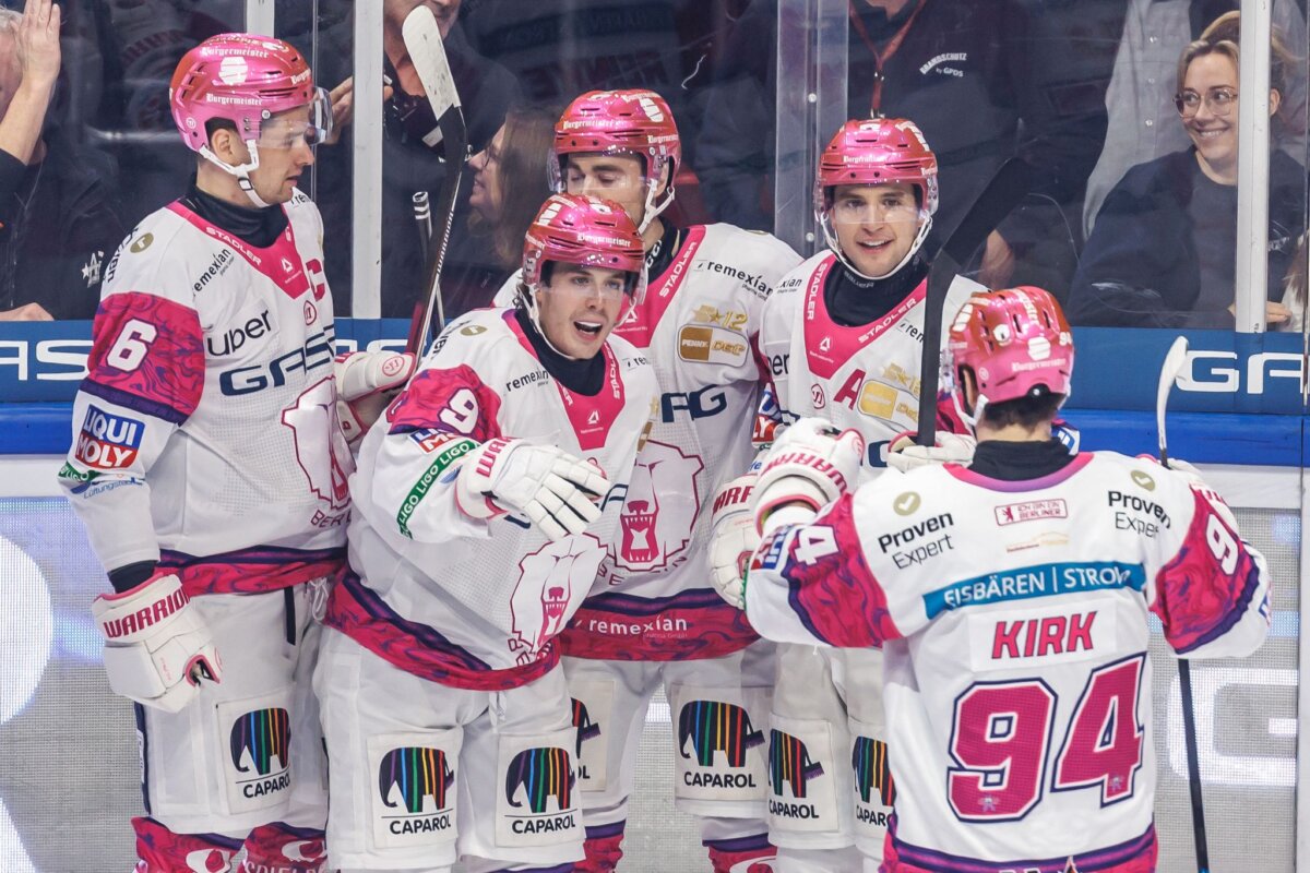 Eisbären Berlin - EHC Red Bull München Angreifer Ty Ronning (2.v.l.) traf beim Auswärtssieg der Eisbären Berlin in Schwenningen doppelt. (Archivbild)